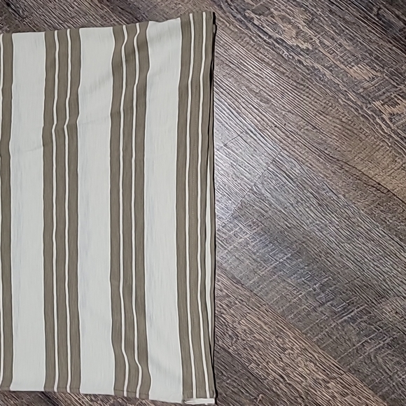 Gently Loved men's golf shirt size small made by Van Heusen mint condition - Picture 2 of 11